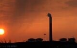 Photo d'illustration : La centrale électrique d'Ashkelon au crépuscule, le 17 octobre 2007 (Crédit :  Edi Israel/Flash90)