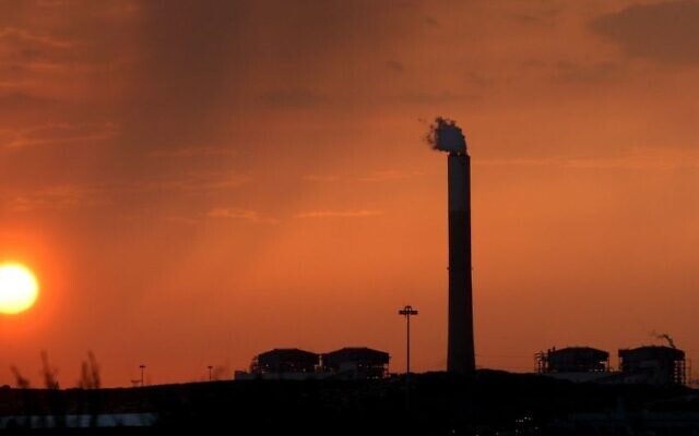 Photo d'illustration : La centrale électrique d'Ashkelon au crépuscule, le 17 octobre 2007 (Crédit : Edi Israel/Flash90) Photo d'illustration : La centrale électrique d'Ashkelon au crépuscule, le 17 octobre 2007 (Crédit : Edi Israel/Flash90)
