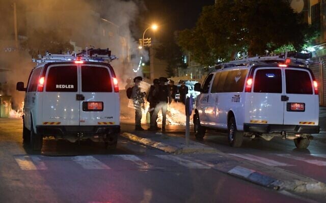 La police arrête des manifestants ayant jeté des pierres, brûlé des poubelles pour protester contre la décision de démolir le cimetière de Jaffa, le 10 juin 2020. (Police israélienne) La police arrête des manifestants ayant jeté des pierres, brûlé des poubelles pour protester contre la décision de démolir le cimetière de Jaffa, le 10 juin 2020. (Police israélienne)