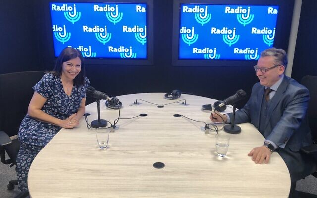 Anne Hidalgo, maire de Paris, et Frédéric Haziza, au micro de Radio J, le 21 juin 2020. (Crédit : Twitter / Radio J) Anne Hidalgo, maire de Paris, et Frédéric Haziza, au micro de Radio J, le 21 juin 2020. (Crédit : Twitter / Radio J)