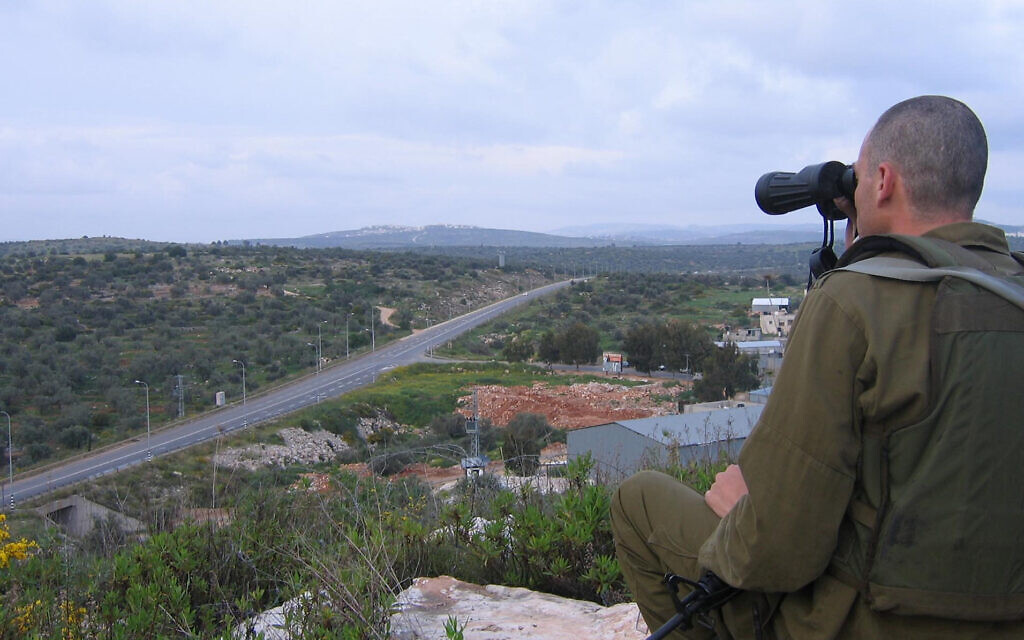 Un soldat de Tsahal surveille la zone autour du village d'Azun près de la ville de Qalqilya en Cisjordanie, avril 2007. (Roy Sharon/Flash90)