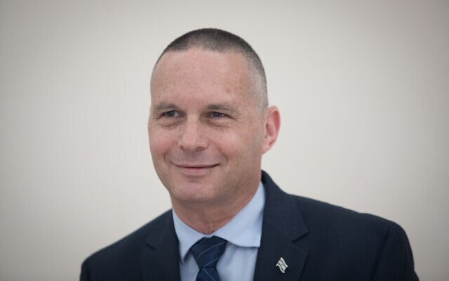 Yizhar Shai pose à la Knesset, le 29 avril 2019. (Noam Revkin Fenton/Flash90) Yizhar Shai pose à la Knesset, le 29 avril 2019. (Noam Revkin Fenton/Flash90)