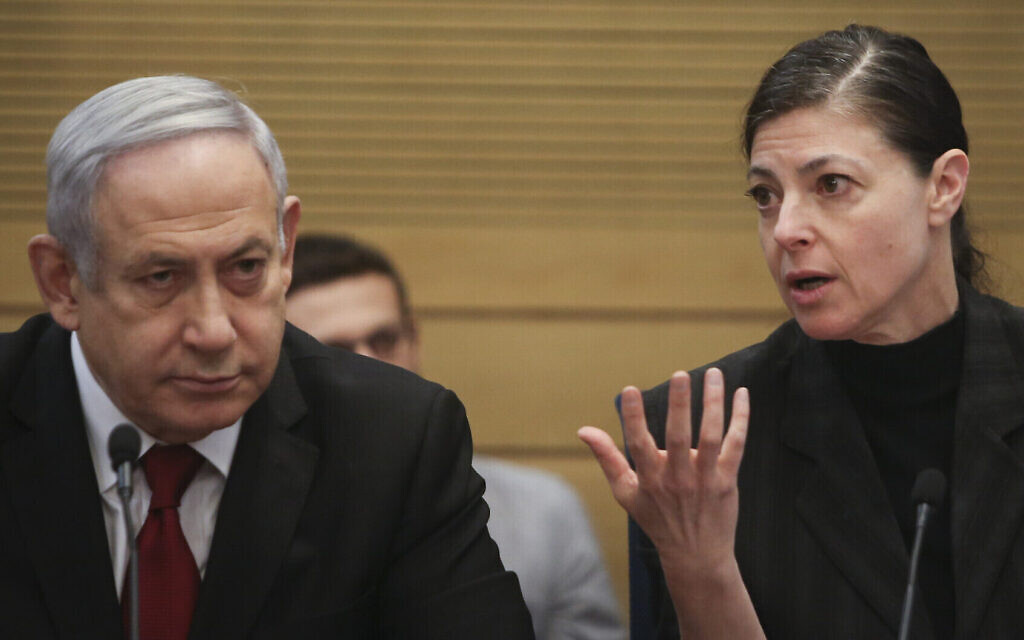 Les ennemis idéologiques, le Premier ministre Benjamin Netanyahu (à gauche) et Merav Michaeli, maintenant leader du parti Avoda (à droite) assistent à une conférence marquant le 25e anniversaire de l'accord de paix entre Israël et la Jordanie à la Knesset, le 11 novembre 2019. (Crédit : Flash90) Les ennemis idéologiques, le Premier ministre Benjamin Netanyahu (à gauche) et Merav Michaeli, maintenant leader du parti Avoda (à droite) assistent à une conférence marquant le 25e anniversaire de l'accord de paix entre Israël et la Jordanie à la Knesset, le 11 novembre 2019. (Crédit : Flash90)