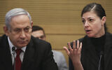 Les ennemis idéologiques, le Premier ministre Benjamin Netanyahu (à gauche) et Merav Michaeli, maintenant leader du parti Avoda (à droite) assistent à une conférence marquant le 25e anniversaire de l'accord de paix entre Israël et la Jordanie à la Knesset, le 11 novembre 2019. (Crédit : Flash90)