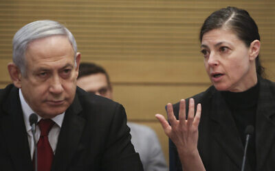 Les ennemis idéologiques, le Premier ministre Benjamin Netanyahu (à gauche) et Merav Michaeli, maintenant leader du parti Avoda (à droite) assistent à une conférence marquant le 25e anniversaire de l'accord de paix entre Israël et la Jordanie à la Knesset, le 11 novembre 2019. (Crédit : Flash90)