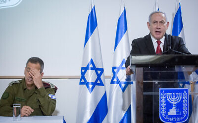 Le Premier ministre Benjamin Netanyahu et le chef d'Etat-major de l'armée israélienne Aviv Kohavi lors d'une conférence de presse après une rencontre du cabinet de sécurité, suite à des éclats de violences avec les groupes terroristes de la bande de Gaza, à Tel Aviv, le 12 novembre 2019 (Crédit : Miriam Alster/Flash90)