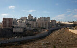 La barrière de sécurité et le camp de réfugiés de Shuafat, au nord-est de Jérusalem, le 5 décembre 2019. (Crédit : Olivier Fitoussi/Flash90/Dossier)