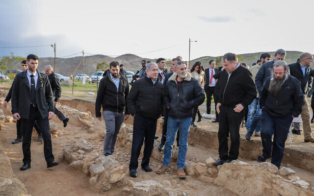 Le Premier ministre Benjamin Netanyahu (au centre gauche) et le président du Conseil de Yesha, David Elhayani, vus lors d'une plantation d'arbres pour la fête juive de Tou Bichvat, dans l'implantation de Mevohot Yericho en Cisjordanie, dans la vallée du Jourdain, le 10 février 2020. (Flash90)