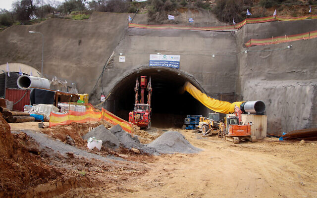 Construction d'un nouveau tunnel pour décongestionner la circulation entre Jérusalem et Gush Etzion, 14 février 2020. (Gershon Elinson/Flash90)