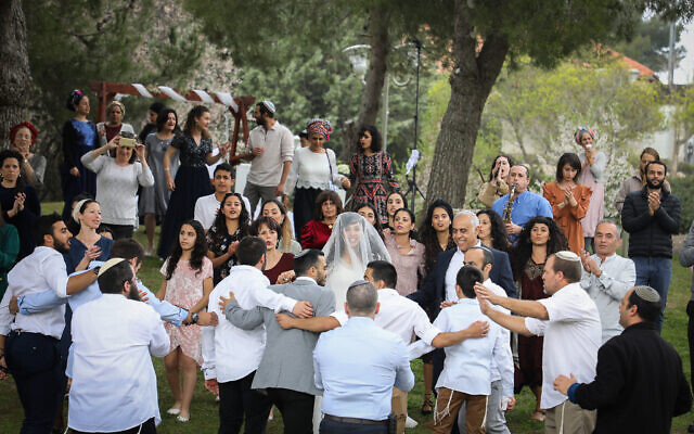 Un couple célèbre son mariage dans un parc public de l'implantation d'Efrat, le 15 mars 2020. (Gershon Elinson/Flash90)