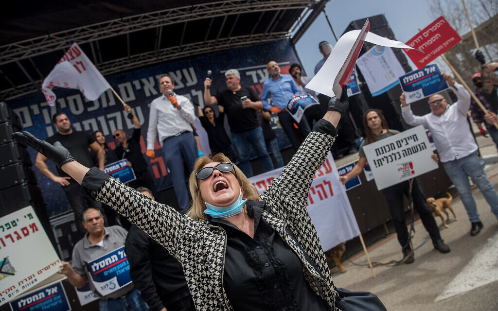 Des travailleurs indépendants israéliens participent à une manifestation devant la Knesset le 30 mars 2020, en pleine épidémie de coronavirus. (Yonatan Sindel/Flash90)