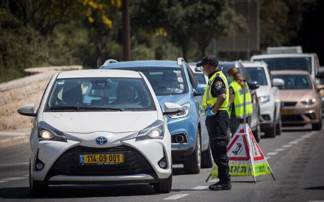 Des policiers israéliens à un poste de contrôle temporaire à Jérusalem, le 14 avril 2020. (Crédit : Yonatan Sindel / Flash90) Des policiers israéliens à un poste de contrôle temporaire à Jérusalem, le 14 avril 2020. (Crédit : Yonatan Sindel / Flash90)