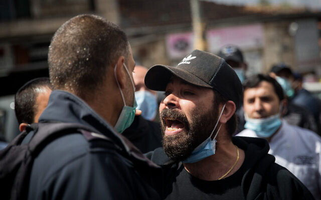 Des propriétaires de stands d'alimentation au marché de Mahane Yehuda protestent contre la fermeture de leurs entreprises, qui ont été fermées pendant plusieurs semaines pour tenter d'arrêter la propagation du coronavirus, le 25 avril 2020. (Yonatan Sindel/Flash90)