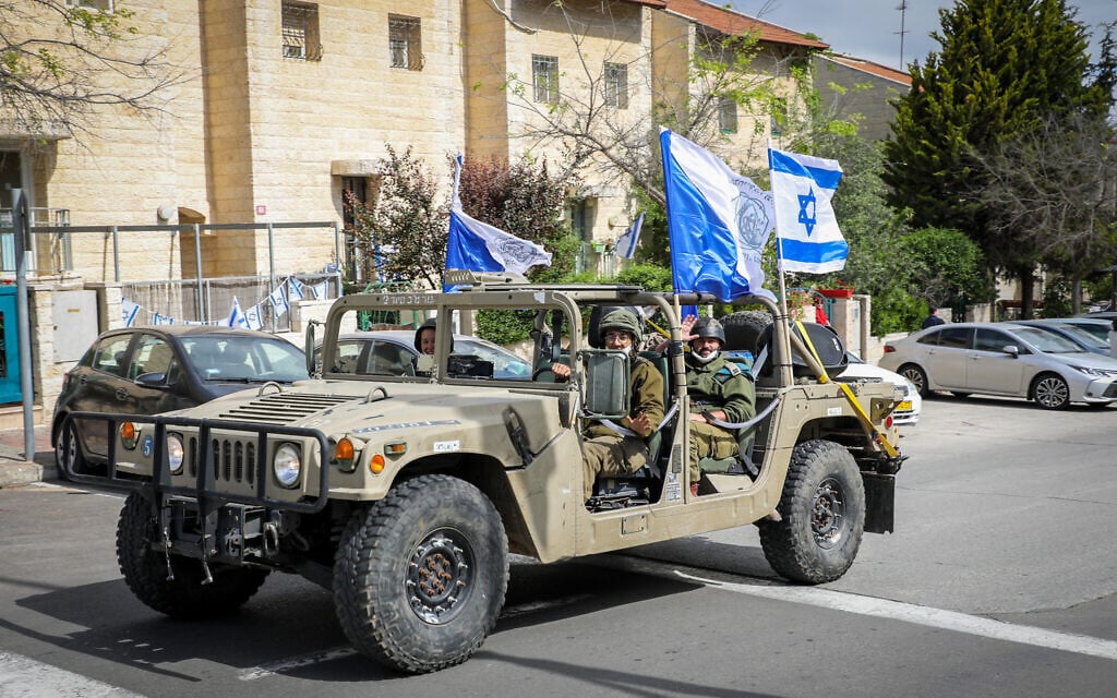 Véhicules militaires vus lors d'un défilé pour marquer le 72e Yom HaAtsmaout d'Israël dans l'implantation d'Efrat en Cisjordanie, dans le Gush Etzion, le 29 avril 2020. (Gershon Elinson/Flash90)