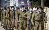 Soldats de la brigade Golani portant des masques faciaux, le 12 mai 2020. (Yossi Aloni/Flash90)