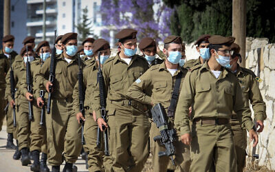 Soldats de la brigade Golani portant des masques faciaux, le 12 mai 2020. (Yossi Aloni/Flash90)