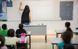 Des élèves et leur enseignante à l'école Hashalom de Mevaseret Sion, près de Jérusalem, le 17 mai 2020. (Yonatan Sindel/Flash90)