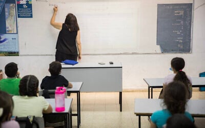 Des élèves et leur enseignante à l'école Hashalom de Mevaseret Sion, près de Jérusalem, le 17 mai 2020. (Yonatan Sindel/Flash90)