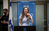 La nouvelle ministre de l'Egalité sociale  Meirav Cohen lors de la cérémonie de sa prise de fonction au ministère, à Jérusalem, le 18 mai 2020 (Crédit :  Flash90)