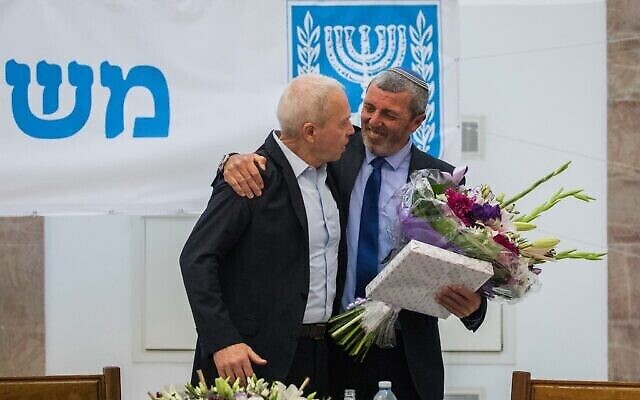 Le nouveau ministre de l'Éducation Yoav Gallant avec son prédécesseur Rafi Peretz au ministère à Jérusalem, le 18 mai 2020 (Crédit : Olivier Fitoussi/Flash90)