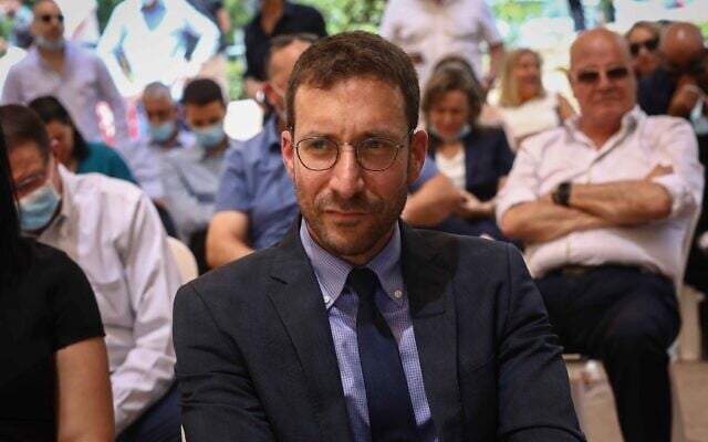 Le ministre du Travail et des Affaires sociales Itzik Shmuli pendant une cérémonie au ministère, à Jérusalem, le 18 mai 2020. (Crédit : Shlomi Cohen/Flash90) Le ministre du Travail et des Affaires sociales Itzik Shmuli pendant une cérémonie au ministère, à Jérusalem, le 18 mai 2020. (Crédit : Shlomi Cohen/Flash90)