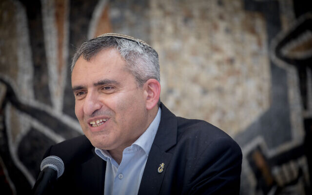 Le ministre sortant de la Protection de l'environnement Zeev Elkin s'exprime lors d'une cérémonie au ministère de la Protection de l'environnement à Jérusalem, le 18 mai 2020. (Yonatan Sindel/Flash90) Le ministre sortant de la Protection de l'environnement Zeev Elkin s'exprime lors d'une cérémonie au ministère de la Protection de l'environnement à Jérusalem, le 18 mai 2020. (Yonatan Sindel/Flash90)
