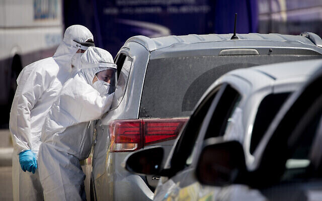 Le personnel médical du Magen David Adom sur un site de drive-in pour collecter des échantillons en vue de tests de coronavirus à Jérusalem, le 30 mai 2020. (Yonatan Sindel/Flash90) Le personnel médical du Magen David Adom sur un site de drive-in pour collecter des échantillons en vue de tests de coronavirus à Jérusalem, le 30 mai 2020. (Yonatan Sindel/Flash90)