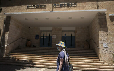 L'entrée du lycée Gymnasia Rehavia à Jérusalem, le 31 mai 2020. (Crédit :  Olivier Fitoussi/Flash90)