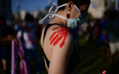 Les Israéliens manifestent contre les violences faites aux femmes à Tel Aviv, le 1er juin 2020 (Crédit : Tomer Neuberg/Flash90)