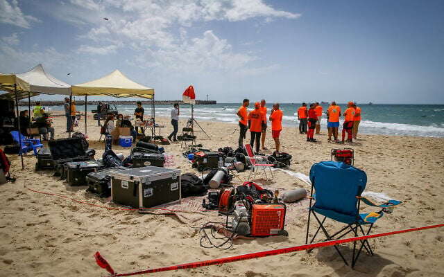 Les forces de secours recherchent Yehuda Bilog, 14 ans, porté disparu en mer à Ashdod, le 4 juin 2020. (Crédit : Flash90)