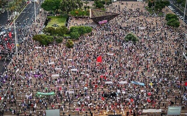 Des milliers d'Israéliens lors d'une manifestation contre le plan d'annexion de la Cisjordanie du Premier ministre Benjamin Netanyahu, place Rabin à Tel Aviv, le 6 juin 2020 (Crédit :  Avshalom Sassoni/Flash90)