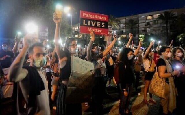 Des milliers d'Israéliens lors d'une manifestation contre le plan d'annexion de la Cisjordanie du Premier ministre Benjamin Netanyahu, place Rabin à Tel Aviv, le 6 juin 2020 (Crédit :  Avshalom Sassoni/Flash90)