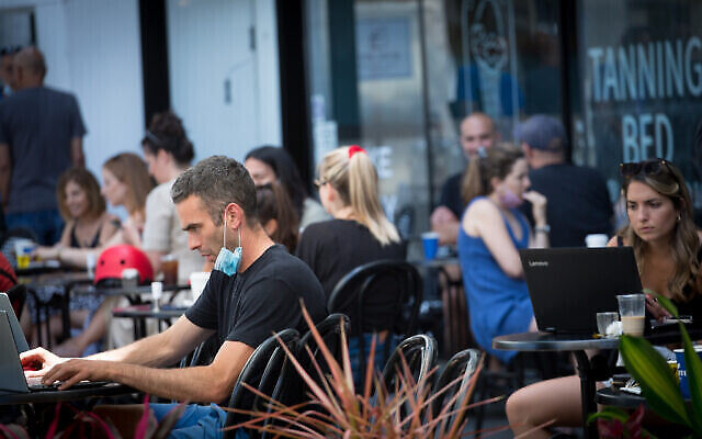 Des Israéliens dans un café de Tel Aviv, le 16 juin 2020. (Miriam Alster/Flash90)