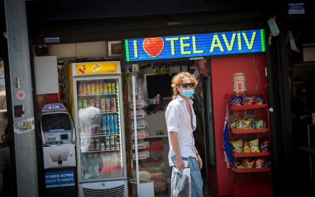 Des Israéliens portent des measques de protection à Tel Aviv, le 16 juin 2020 (Crédit : Miriam Alster/Flash90)
