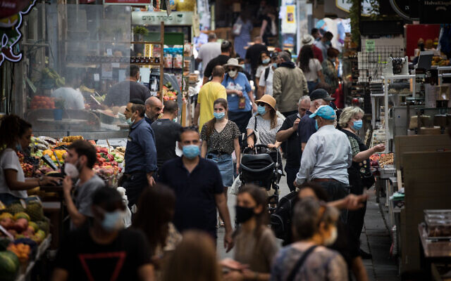Des gens font leurs courses au marché Mahane Yehuda à Jérusalem, le 17 juin 2020. (Yonatan Sindel/Flash90)