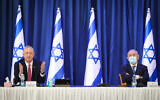 Benjamin Netanyahu, (à droite), et le ministre de la Défense Benny Gantz lors de la réunion hebdomadaire du cabinet à Jérusalem, le 21 juin 2020. (Marc Israel Sellem/POOL)
