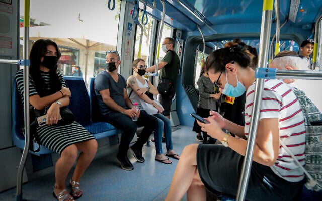 Des passagers dans le tramway de Jérusalem, le 21 juin 2020. (Yossi Zamir/Flash90) Des passagers dans le tramway de Jérusalem, le 21 juin 2020. (Yossi Zamir/Flash90)