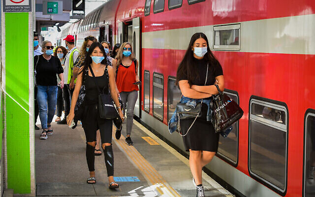Des passagers portant des masques faciaux à la gare centrale Savidor de Tel Aviv, le 22 juin 2020. (Avshalom Sassoni/Flash90)