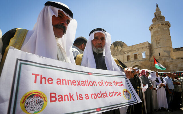 Des Palestiniens participent à un rassemblement contre le projet d'annexion de certaines parties de la Cisjordanie par Israël, à Khan Younis, dans le sud de la bande de Gaza, le 23 juin 2020. (Crédit : Abed Rahim Khatib/Flash90)