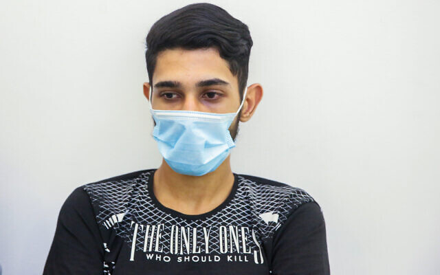 Amir Abu Laben, un chauffeur accusé d'avoir causé la mort du petit Itay Margi, 8 ans, à Tel Aviv à Yom Kippour, arrive au tribunal de district de Tel Aviv, le 23 juin 2020. (Flash90) Amir Abu Laben, un chauffeur accusé d'avoir causé la mort du petit Itay Margi, 8 ans, à Tel Aviv à Yom Kippour, arrive au tribunal de district de Tel Aviv, le 23 juin 2020. (Flash90)