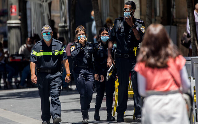 Des policiers patrouillent dans la rue Jaffa dans le centre de Jérusalem, le 23 juin 2020. (Yonatan Sindel/Flash90)