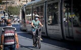 Un passant portant un masque dans la rue Jaffa dans le centre-ville de Jérusalem, le 24 juin 2020. (Crédit : Yonatan Sindel / Flash90)