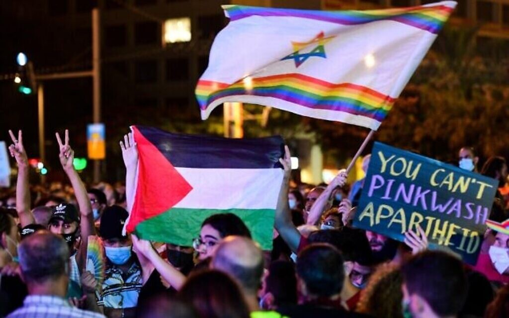 Des Israéliens, dont des participants brandissant un drapeau palestinien, participent à un rassemblement pour les droits LGBT à Tel Aviv, le 28 juin 2020. (Crédit : Avshalom Sassoni/Flash90)