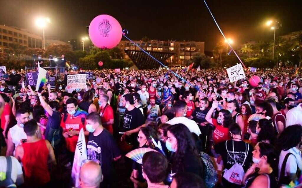 Des Israéliens participent à une manifestation pour les droits des LGBT à Tel Aviv, le 28 juin 2020. (Crédit : Avshalom Sassoni/Flash90)