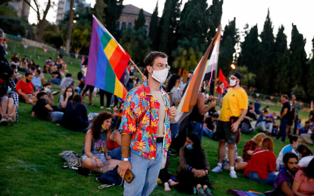Des Israéliens participent à un rassemblement pour marquer la gay pride, annulée en raison du coronavirus, au parc de l'Indépendance Park à Jérusalem, le 28 juin 2020. (Crédit : Olivier Fitoussi/Flash90)