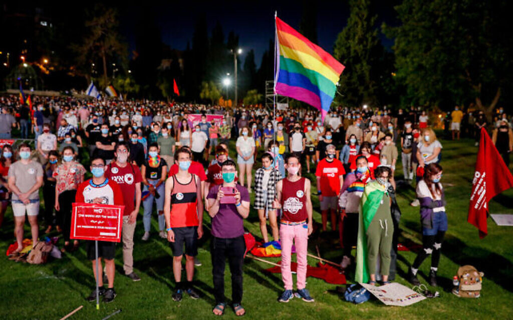 Des Israéliens participent à un rassemblement pour marquer la gay pride, annulée en raison du coronavirus, au parc de l’Indépendance à Jérusalem, le 28 juin 2020. (Crédit : Olivier Fitoussi/Flash90)