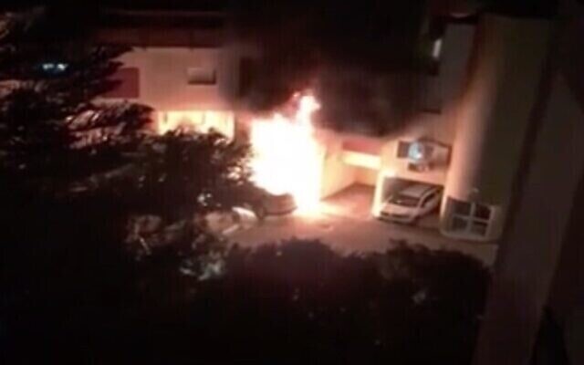 Capture d'écran d'une vidéo de l'incendie de la maison d'un pompier à Migdal Haemek, le 22 juin 2020. (Crédit : la Treizième chaîne)