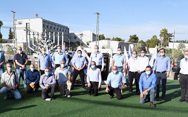 Le ministre de la Défense Benny Gantz (au milieu) pose avec les chefs d'implantation au siège de la division Judée-Samarie de l'armée israélienne dans l'implantation de Beit El, le 9 juin 2020 (Crédit : Ariel Hermoni/ministère de la Défense) Le ministre de la Défense Benny Gantz (au milieu) pose avec les chefs d'implantation au siège de la division Judée-Samarie de l'armée israélienne dans l'implantation de Beit El, le 9 juin 2020 (Crédit : Ariel Hermoni/ministère de la Défense)