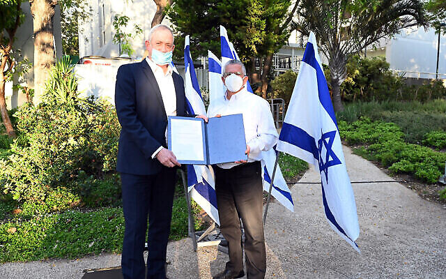 Le ministre de la Défense Benny Gantz, accueille le Maj. Gén. (res.) Amir Eshel pour son entrée en fonction au poste de directeur général du ministère de la Défense au siège à Tel Aviv, le 31 mai 2020. (Crédit : Ariel Hermoni/Defense Ministry)