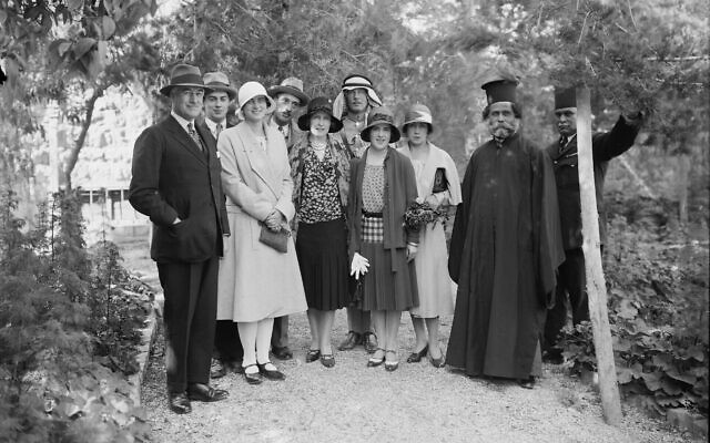 Le haut commissaire britannique John Chancellor, (à l'extrême gauche), avec la princesse Illeana de Roumanie et d'autres personnalités dans son jardin, vers 1930. (Domaine public)